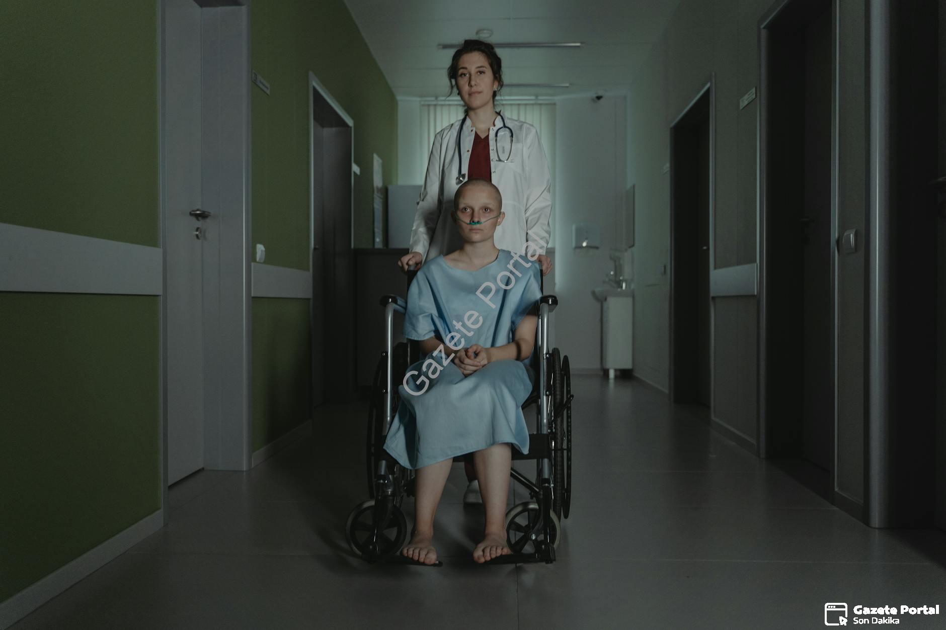 Hekimlerin Anlatamadığı: Hastane Koridorlarında, Ameliyat Odasında, Doğumhanede, Acil Serviste ve Yoğun Bakımda Neler Oluyor?