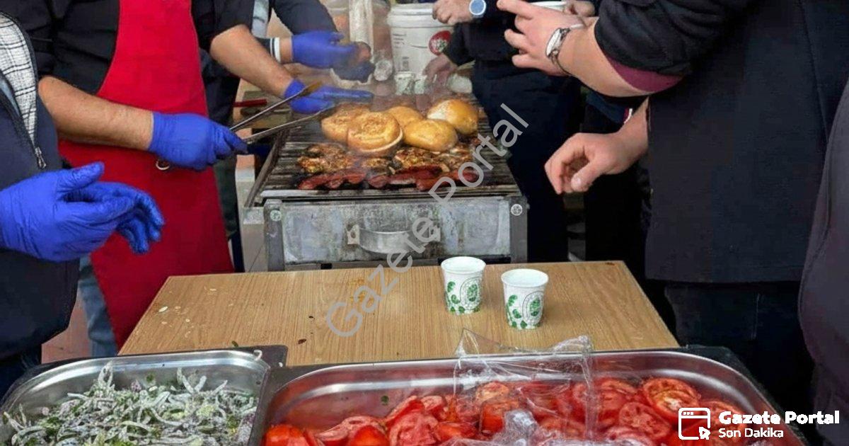 "Şuhut Anadolu Lisesi’nden Gazze’ye destek: Hayır çarşısı" başlıklı haber için fotorealistik, profes