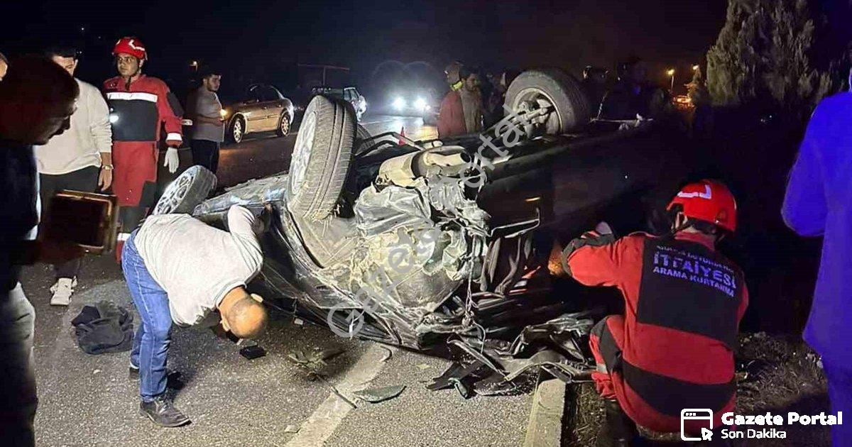 "Muğla-Aydın Yolunda Korkutan Kaza: Takla Atan Araçtan Sağ Çıktı" başlıklı haber için fotorealistik,