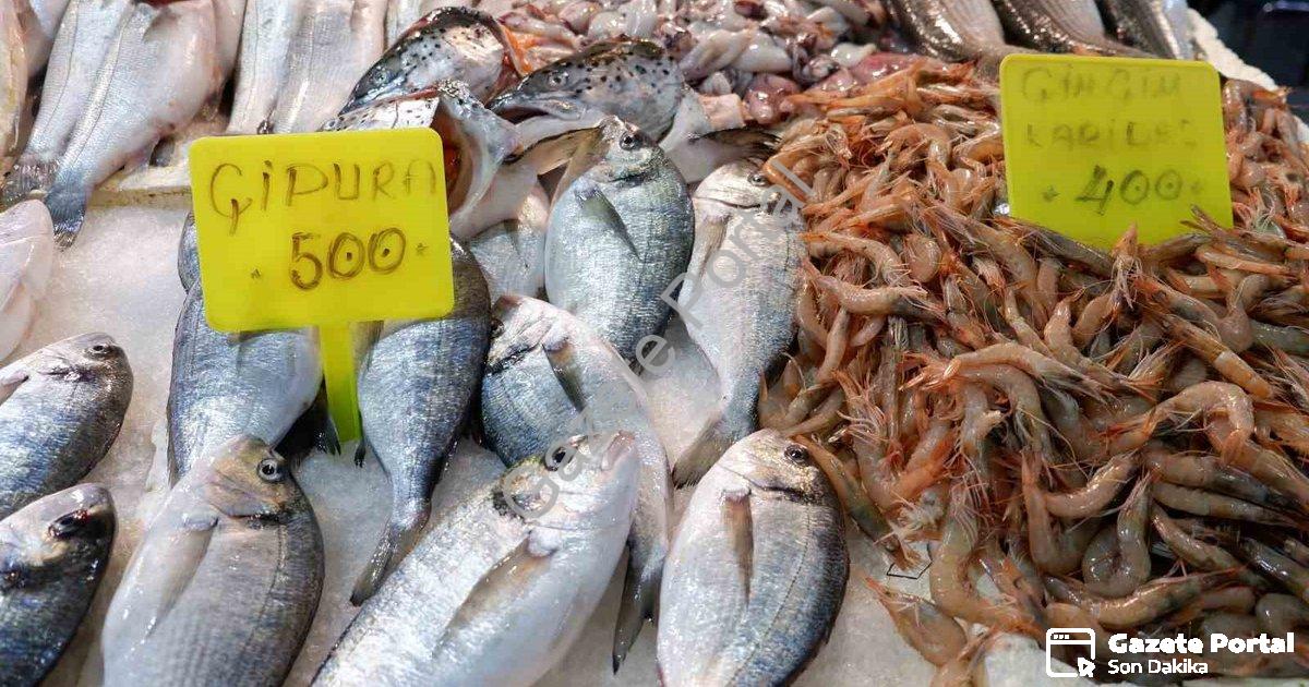 "Foça Balık Hali'nde Kış Bereketi: Sardalya ve Uskumru Mevsimi Başladı" başlıklı haber için fotoreal