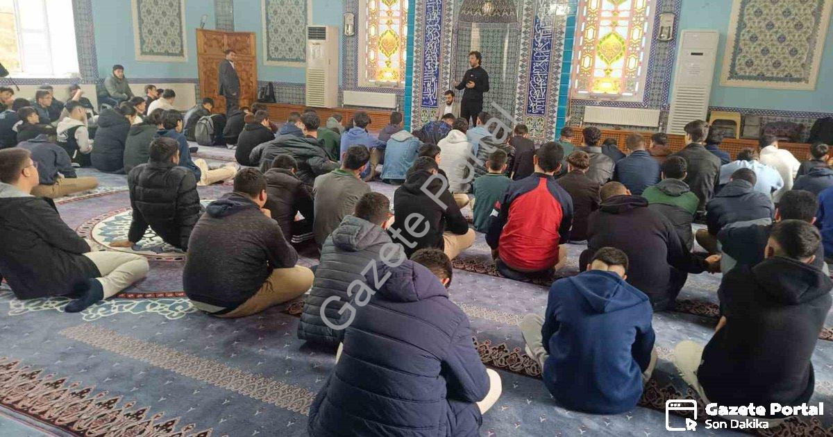 "Salihli'de Gençlere Yönelik Anlamlı Buluşma: Adab-ı Muaşeret Konferansı" başlıklı haber için fotore