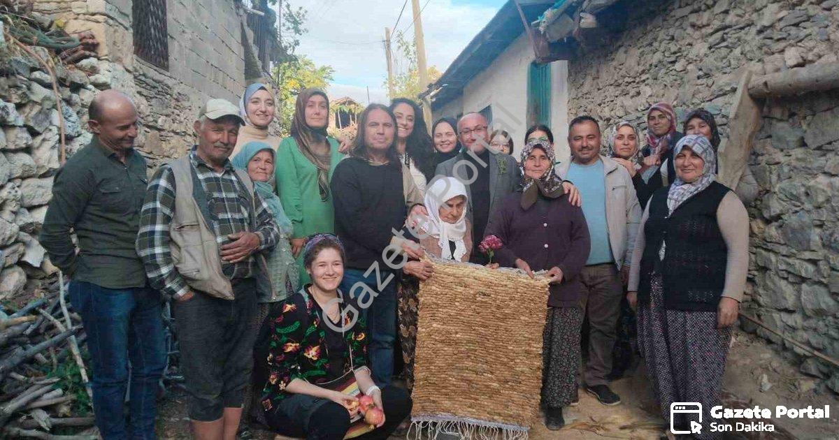 "Anadolu'da Tek Örnek: Çal'da Mısır Kapçığı Hasır Dokuma Keşfi" başlıklı haber için fotorealistik, p