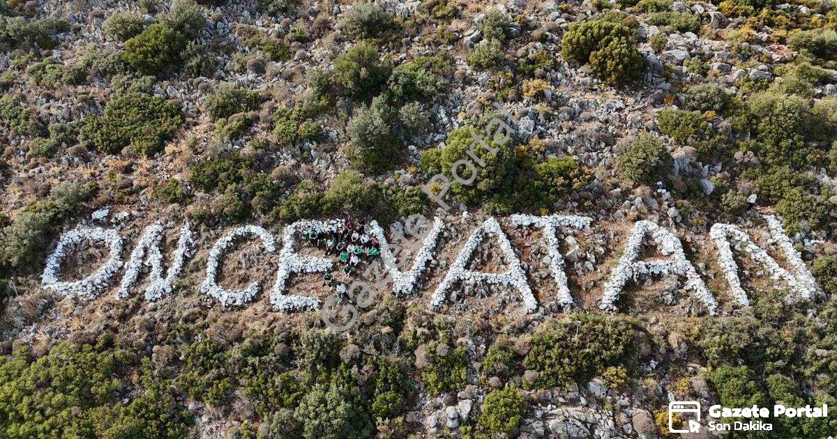 "Datça'da Gönüllü Gençlerden Örnek Davranış: Simgesel Yazı Yenilendi" başlıklı haber için fotorealis