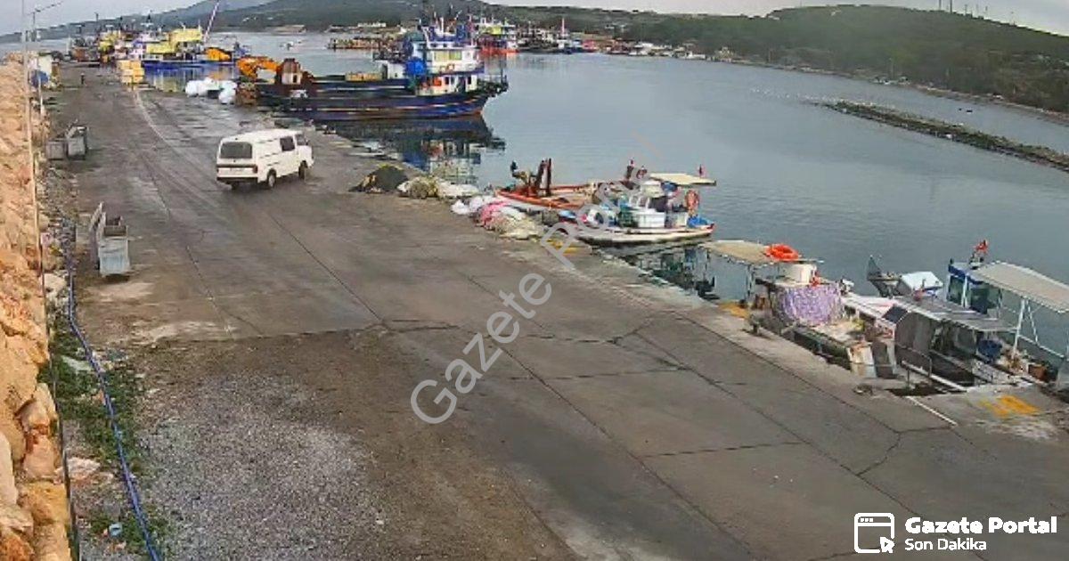 "Didim'de Yürekleri Ağza Getiren Kaza: Otomobil Denize Gömüldü" başlıklı haber için fotorealistik, p