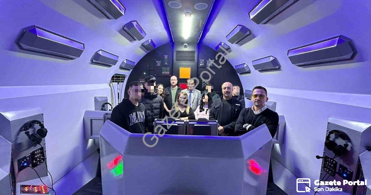 "Dünya Çocuk Hakları Günü'nde İzmirli Çocuklara Bilim ve Tarih Turu" başlıklı haber için fotorealist