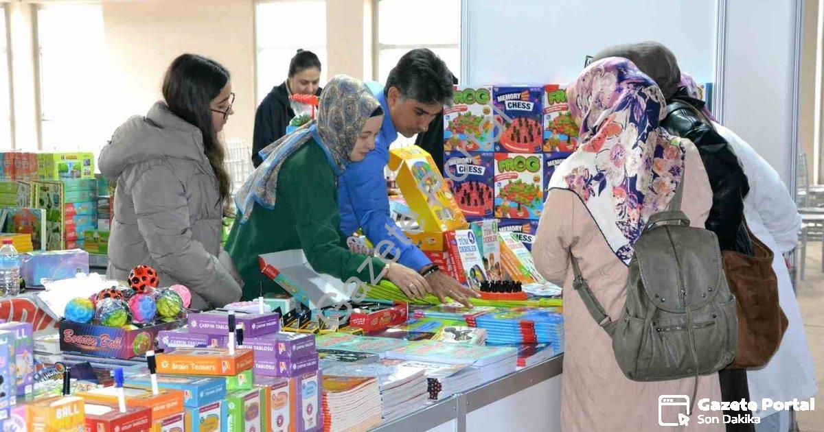 "Manisa 8. Kitap Fuarı Kapılarını Açtı: Edebiyat Dünyasının Kalbi Burada Atıyor" başlıklı haber için