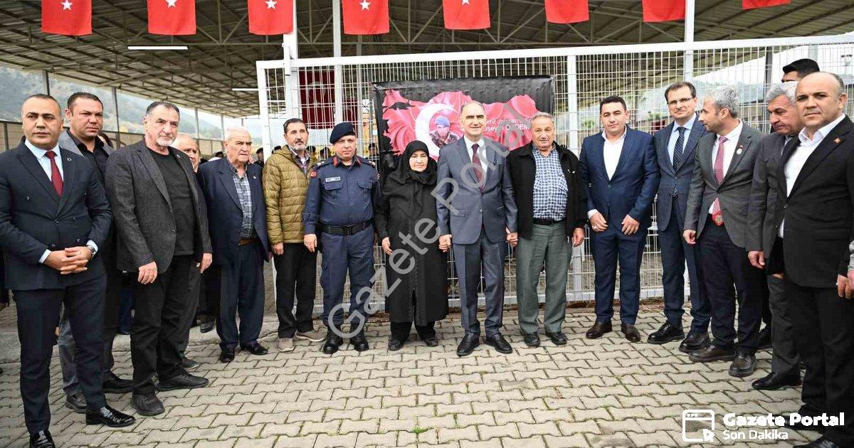 "Manisa Valisi Özkan'dan Salihli'de Vefa Ziyareti: Şehit Aileleri Unutulmadı" başlıklı haber için fo