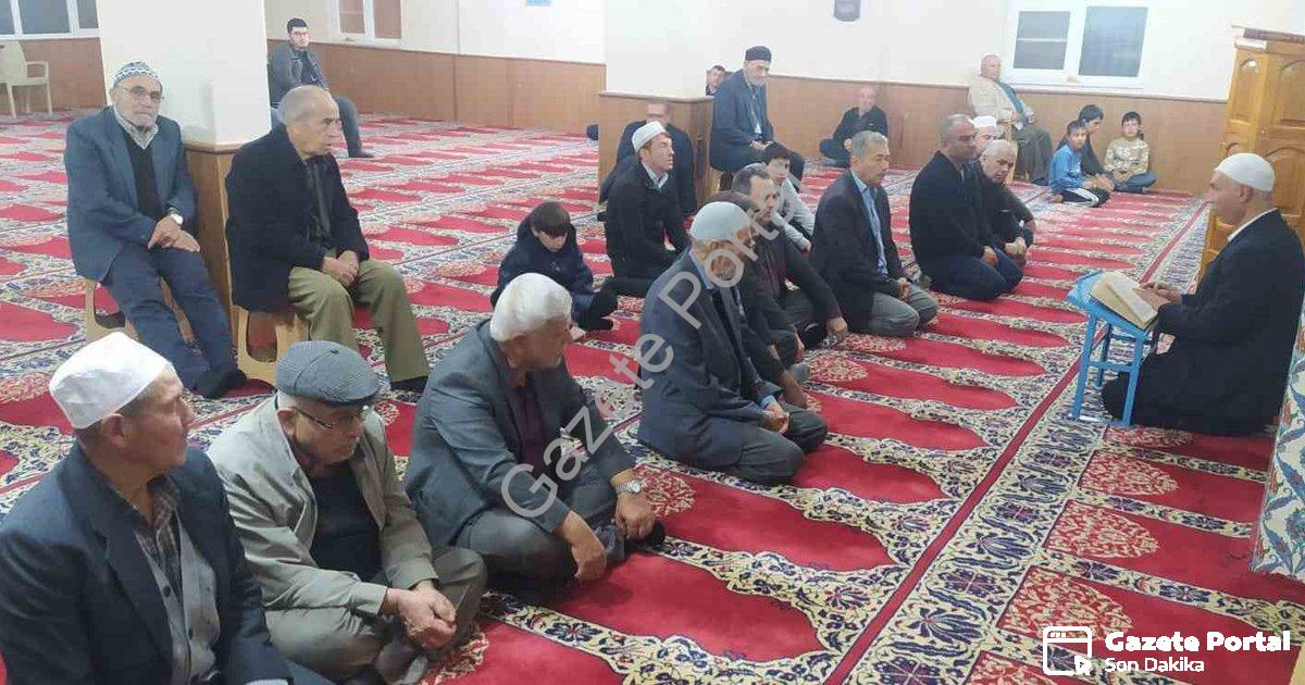 "Manevi Buluşmalar Sürüyor: Cemaat Mutaflar Camii'nde Saf Tuttu" başlıklı haber için fotorealistik,