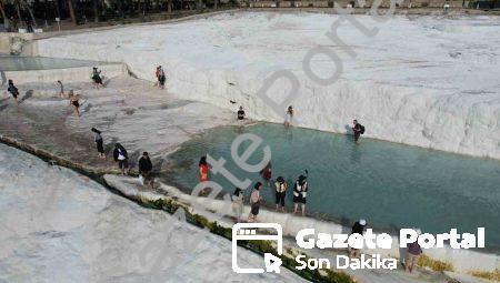 Pamukkale’ye Asyalı Akını: Beyaz Cennet Turistlerin Gözdesi Oldu