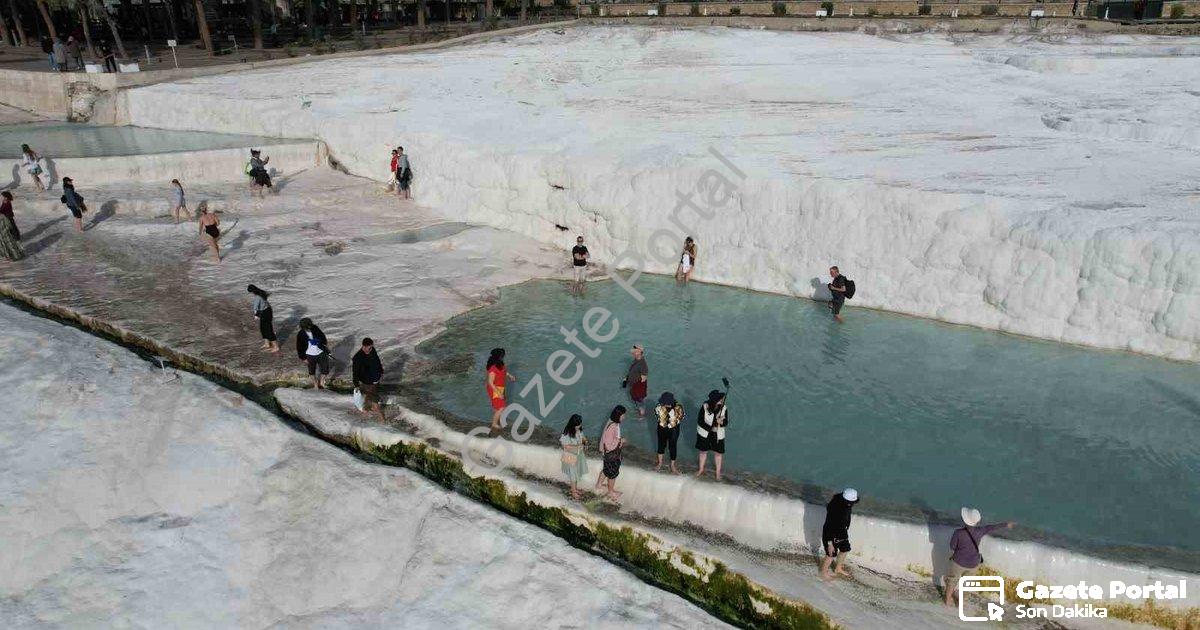 "Pamukkale'ye Asyalı Akını: Beyaz Cennet Turistlerin Gözdesi Oldu" başlıklı haber için fotorealistik