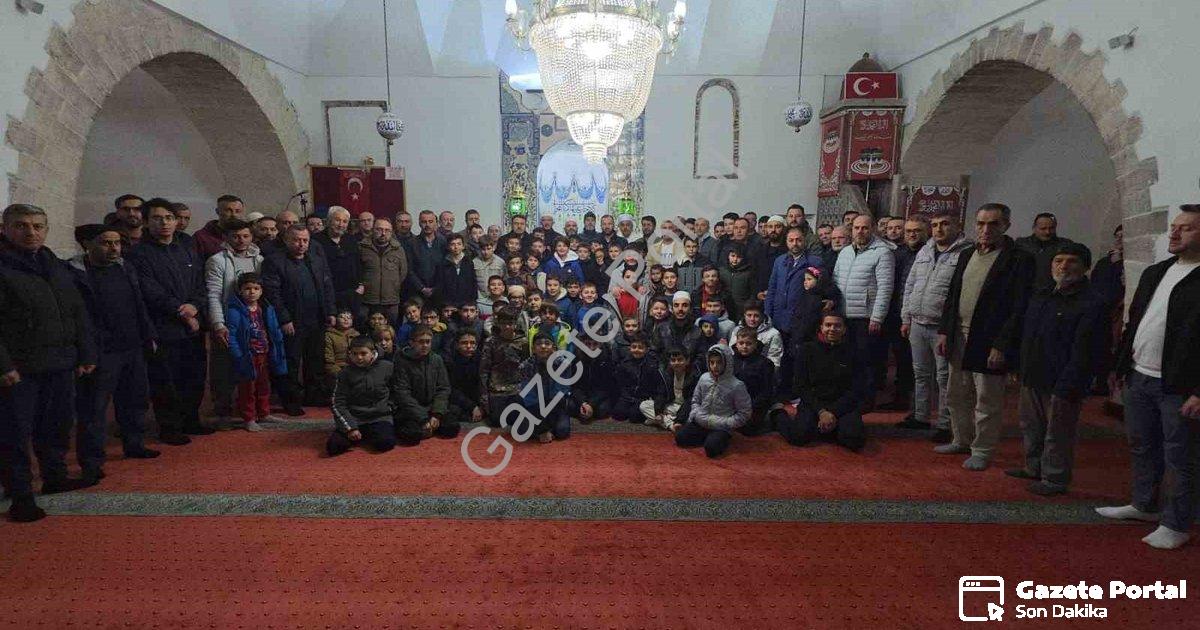 "Kütahya'da Gençler Sabah Namazında Buluştu: Vali'den Anlamlı Mesajlar" başlıklı haber için fotoreal