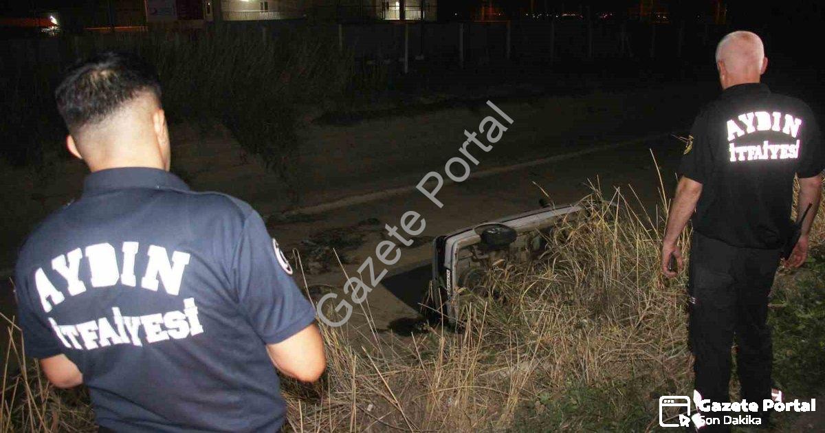 "Aydın'da Korkutan Kaza: Otomobil Kanala Uçtu, 2 Kişi Yaralandı" başlıklı haber için fotorealistik,