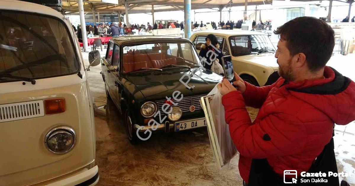 "Kütahya'da Nostalji Rüzgarı: Antika Pazarı Klasik Otomobillerle Şenlendi" başlıklı haber için fotor