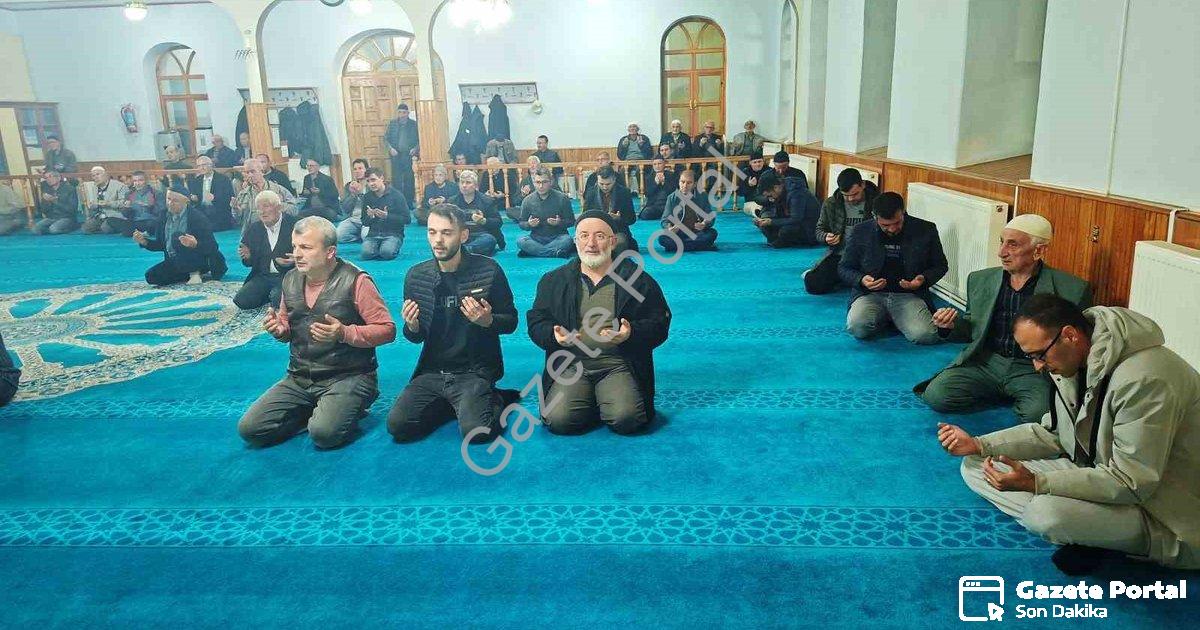 "Hisarcık'ta Ebediyete İntikal Eden Öğretmenler Unutulmadı" başlıklı haber için fotorealistik, profe