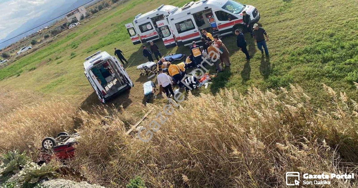 "Manisa'da Araç Tarlaya Devrildi: 5 Kişi Yaralandı" başlıklı haber için fotorealistik, profesyonel b