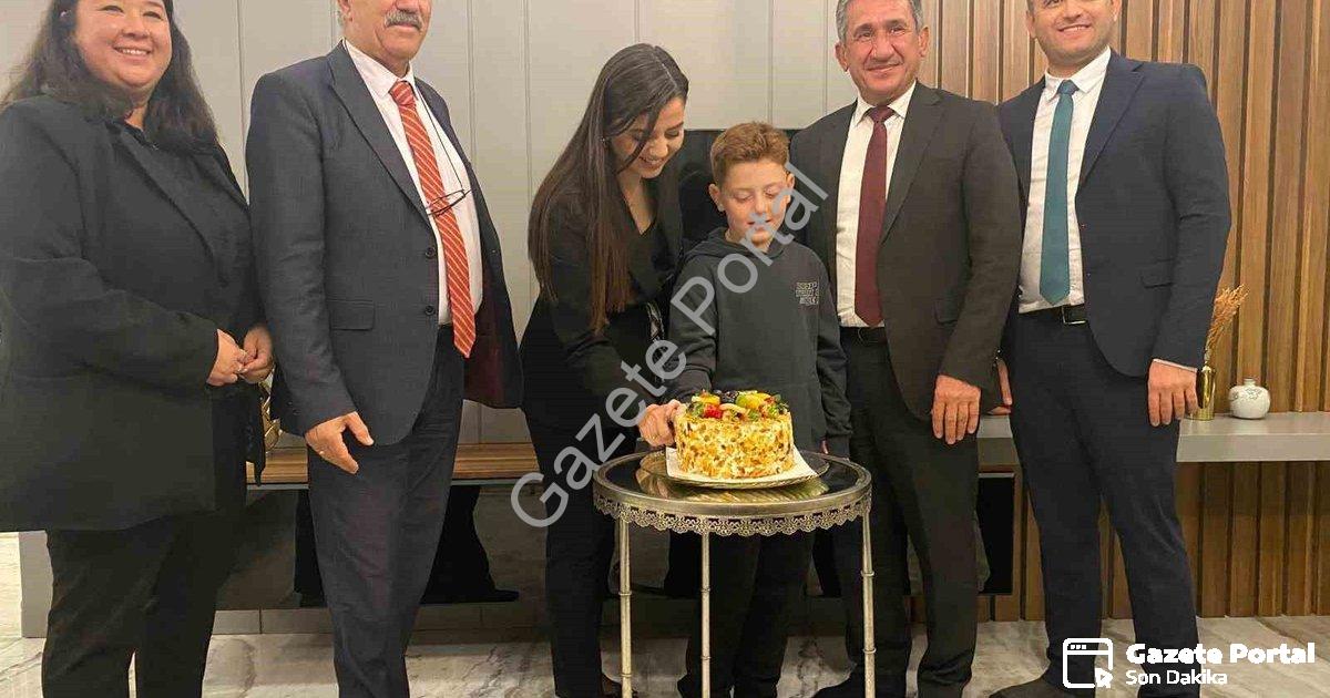 "Menteşe'de Öğretmenlere Unutulmaz Çifte Kutlama" başlıklı haber için fotorealistik, profesyonel bir