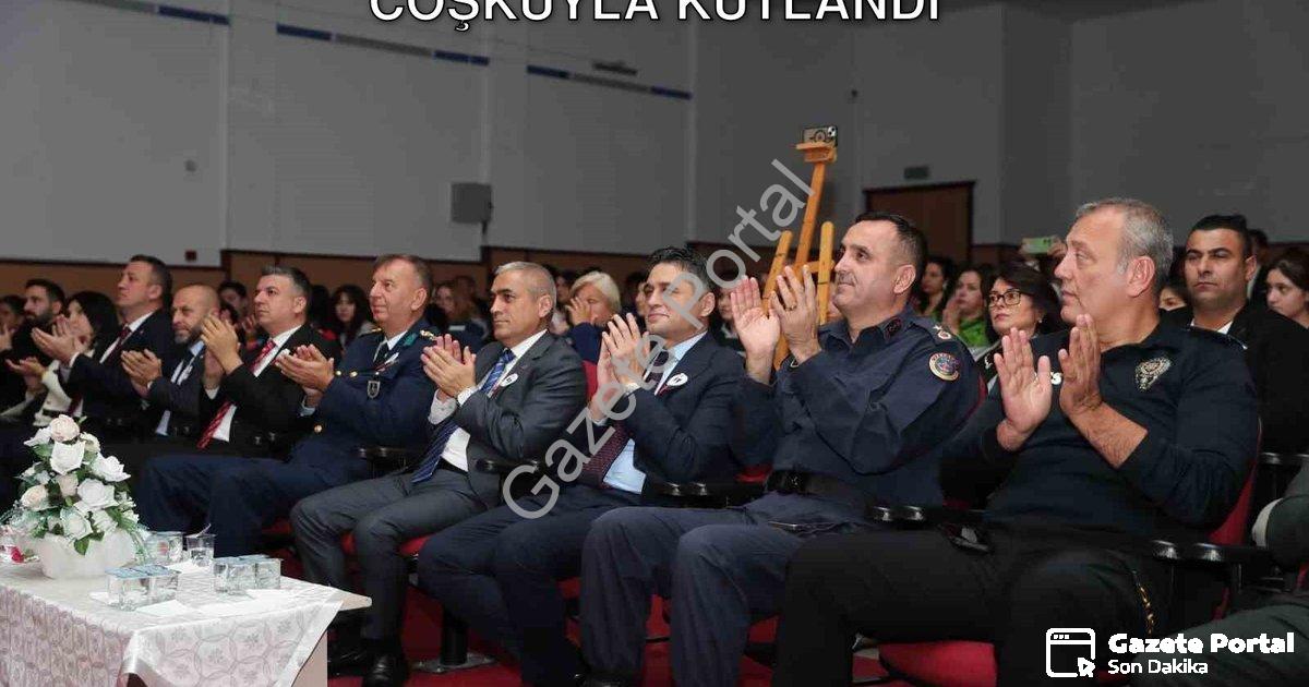 "Aliağa’da 24 Kasım Öğretmenler Günü Coşkuyla Kutlandı" başlıklı haber için fotorealistik, profesyon