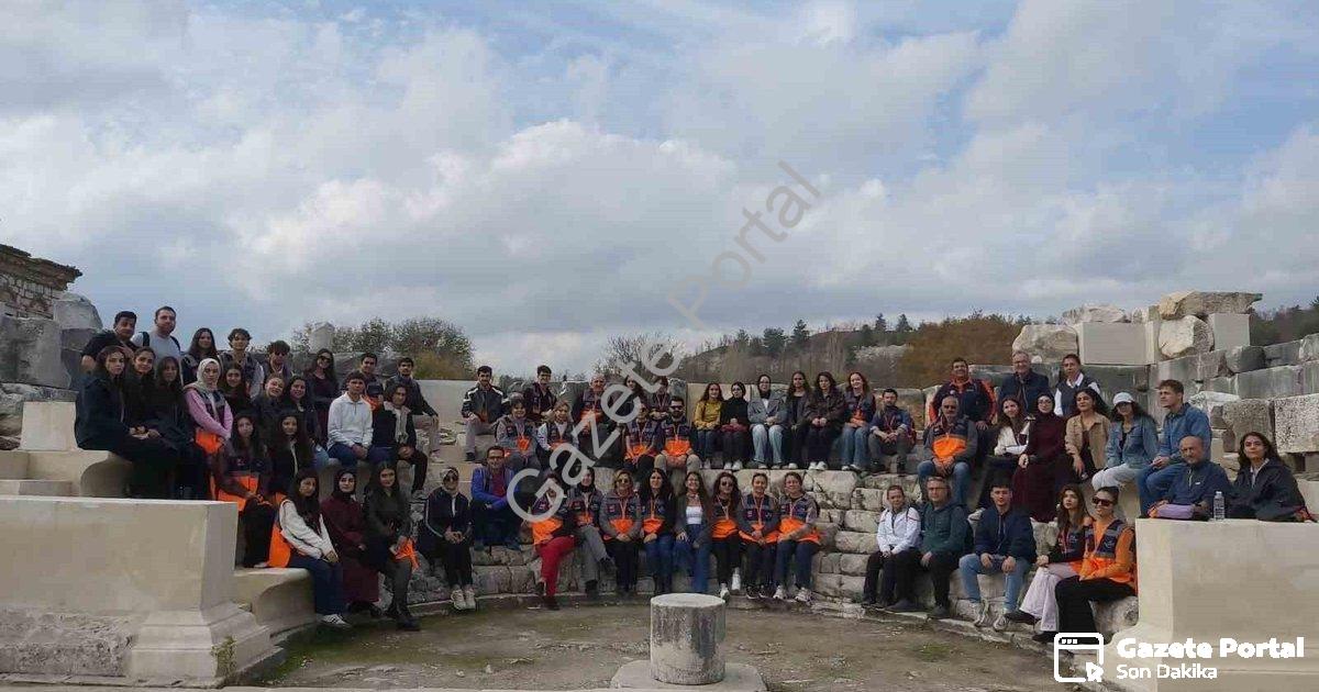 "AFAD gönüllüleri Stratonikeia’da tarihle buluştu" başlıklı haber için fotorealistik, profesyonel bi