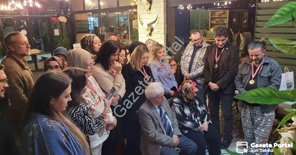 "Eski öğrencilerden emekli öğretmene duygulandıran sürpriz" başlıklı haber için fotorealistik, profe