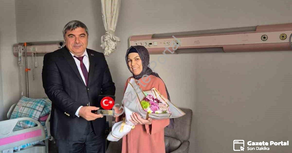 "Öğretmenler Günü’nü hastanede geçiren Emine öğretmene anlamlı ziyaret" başlıklı haber için fotoreal