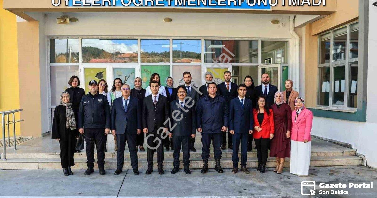 "Çameli'de 24 Kasım Coşkusu: Protokol Üyeleri Öğretmenleri Unutmadı" başlıklı haber için fotorealist