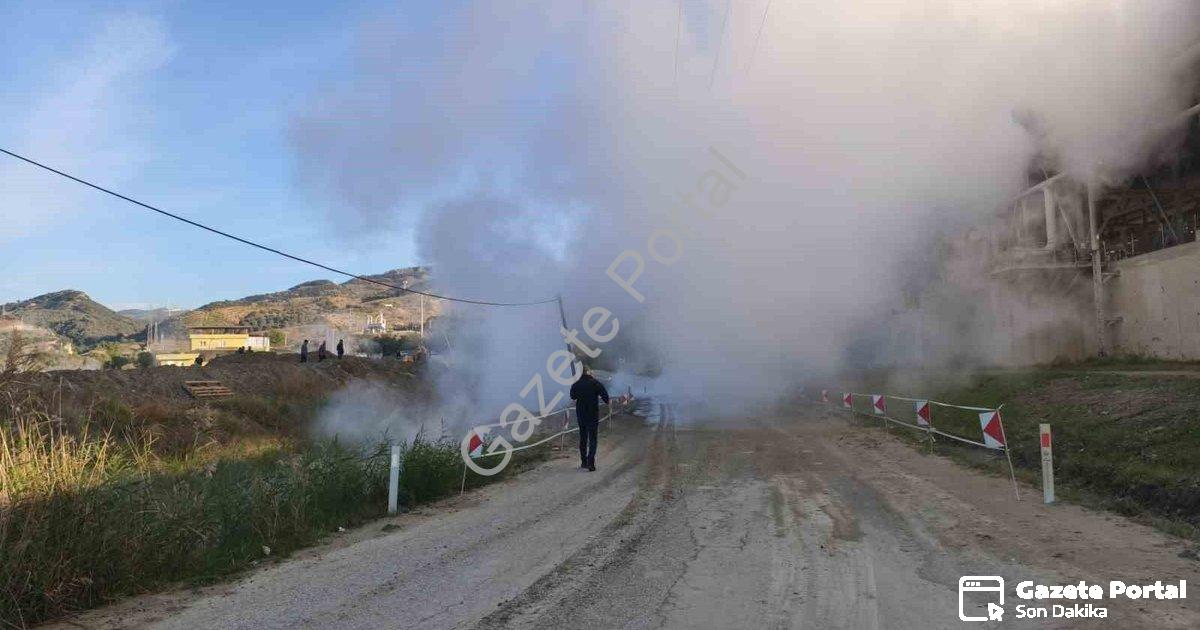 "Aydın'da Jeotermal Hattı Patladı: Kaynar Sular Yolu Kapattı" başlıklı haber için fotorealistik, pro