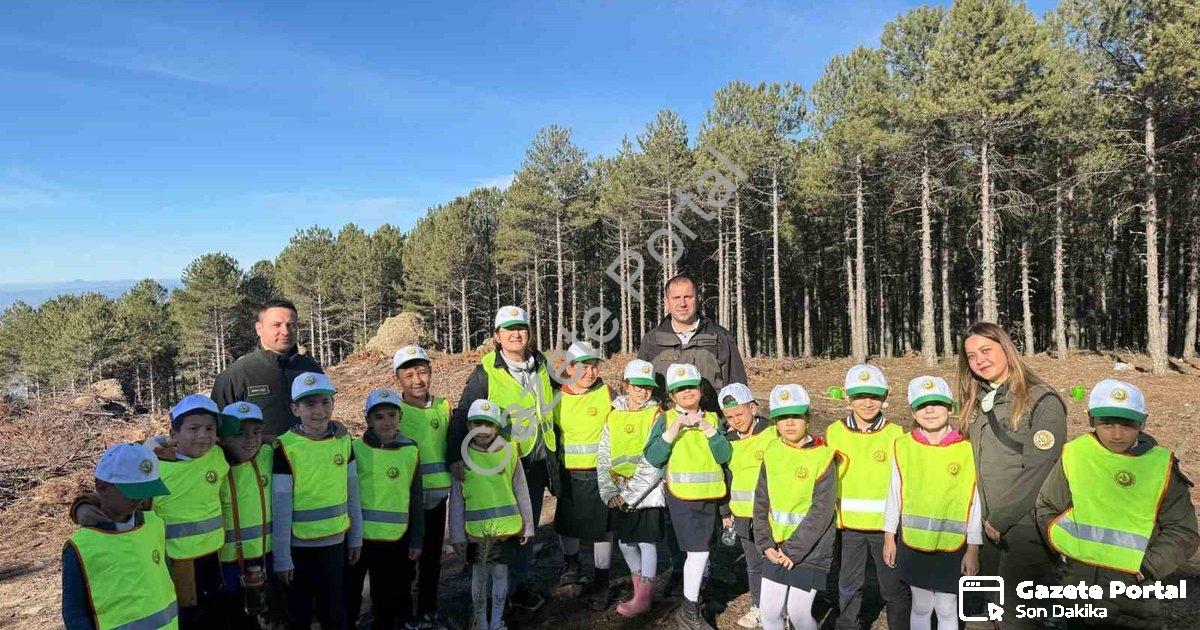 "Çine'de Minik Öğrencilere Orman Sevgisi ve Çevre Bilinci Aşılandı" başlıklı haber için fotorealisti
