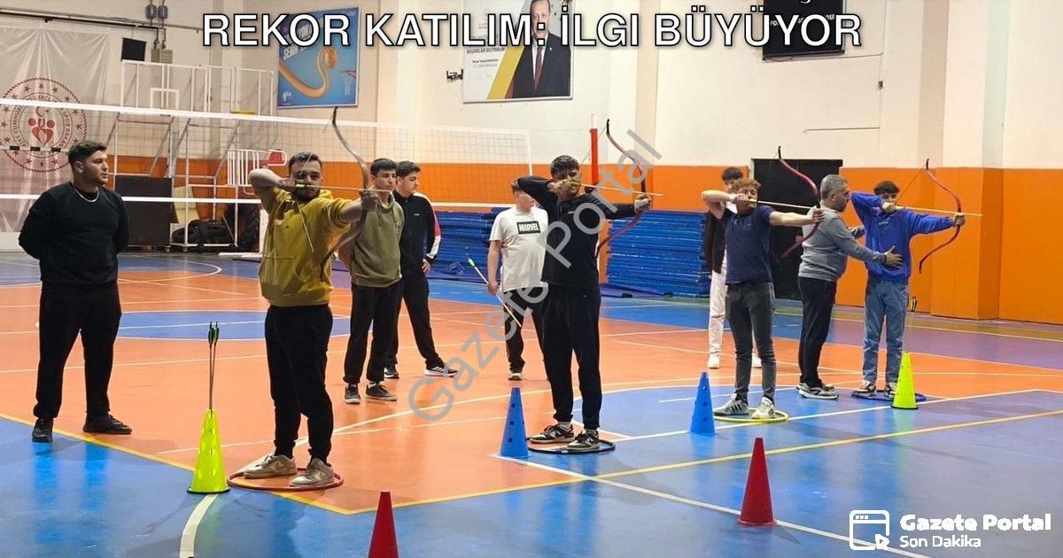 "Sarıgöl'de Geleneksel Türk Okçuluğuna Rekor Katılım: İlgi Büyüyor" başlıklı haber için fotorealisti
