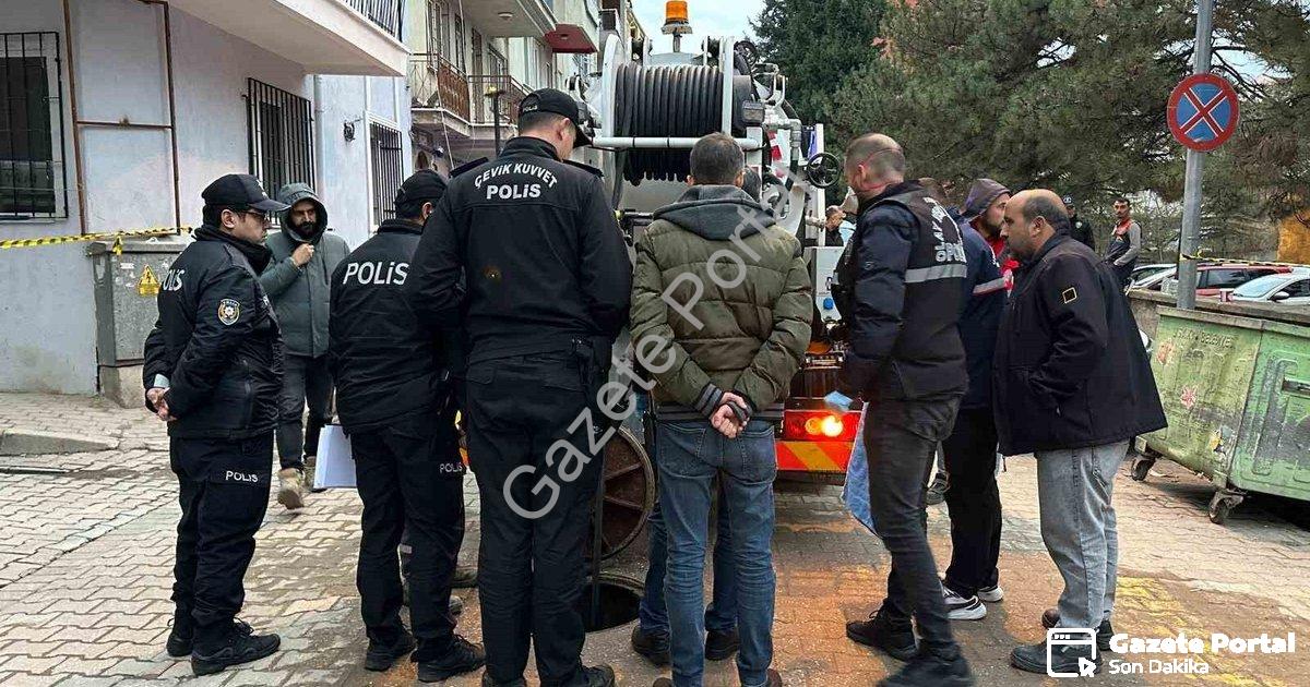 "Uşak'ta Kan Donduran Olay: Kanalizasyondan Cenin Çıktı" başlıklı haber için fotorealistik, profesyo